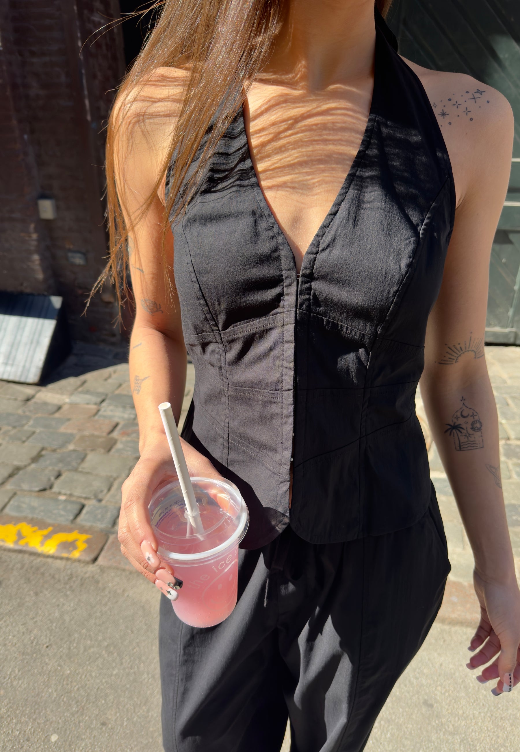 Genevie-F_Black_Content_0