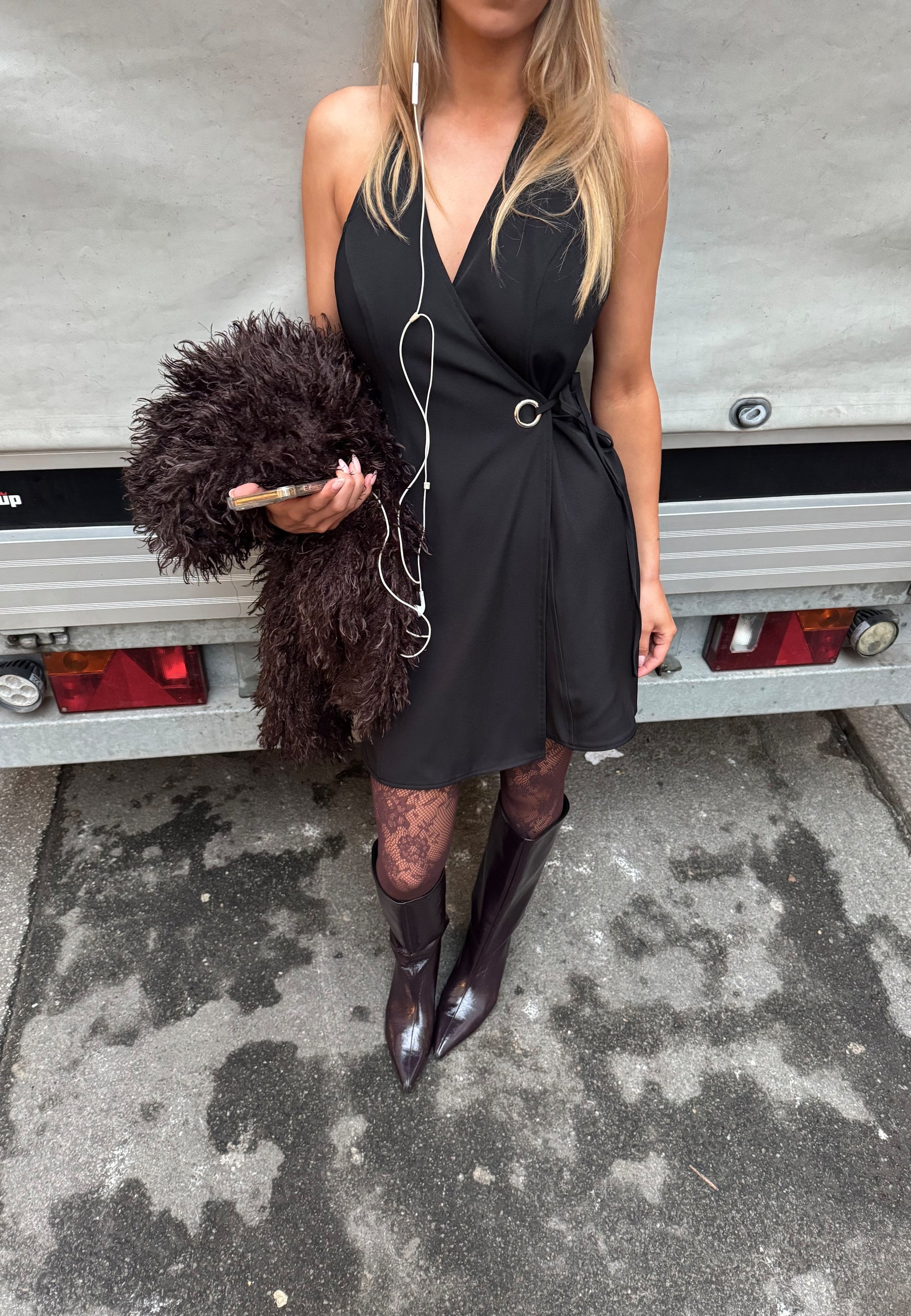 Savona-F_Black_Content_1