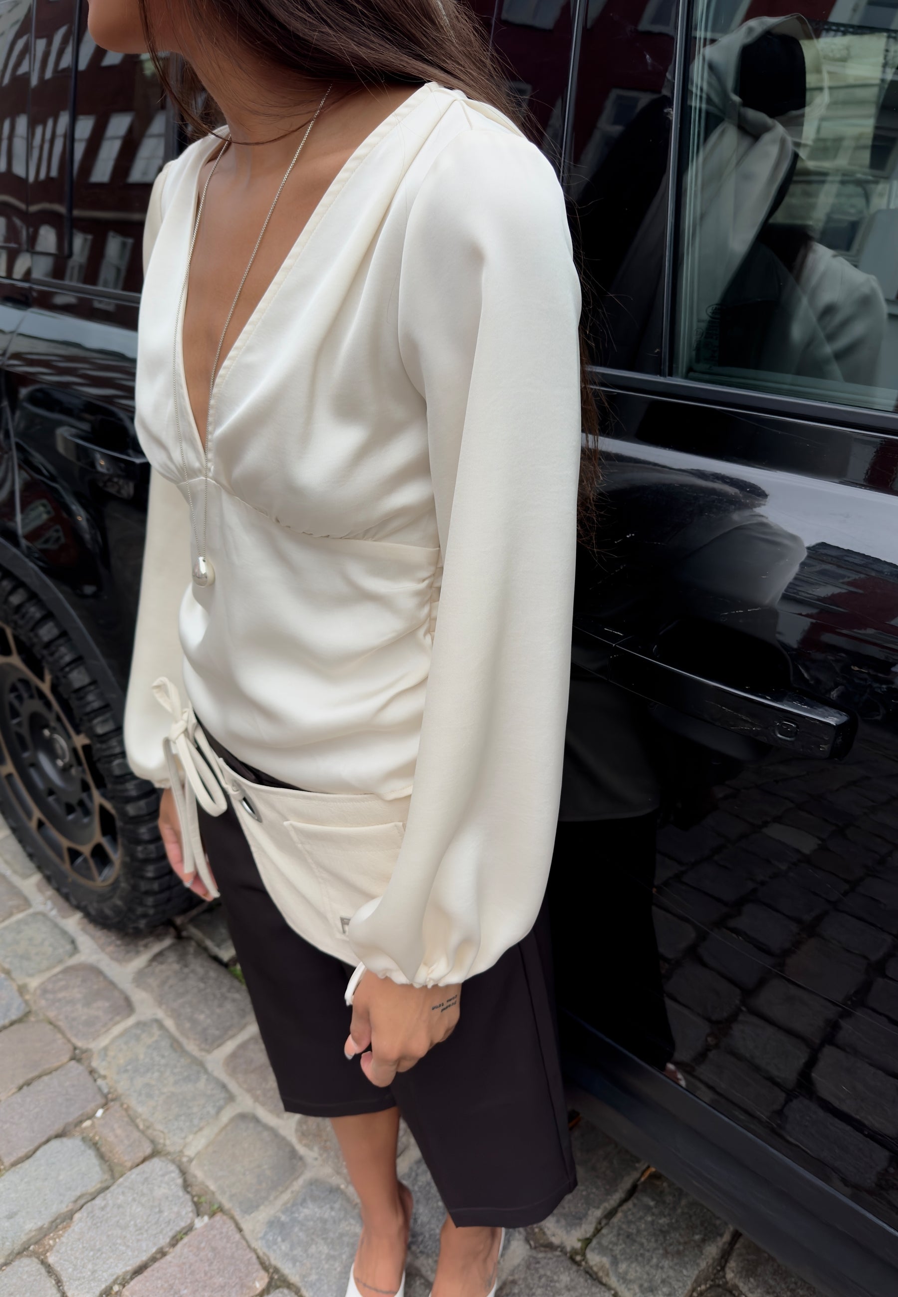 Berdette-F_Antique White_Content_2