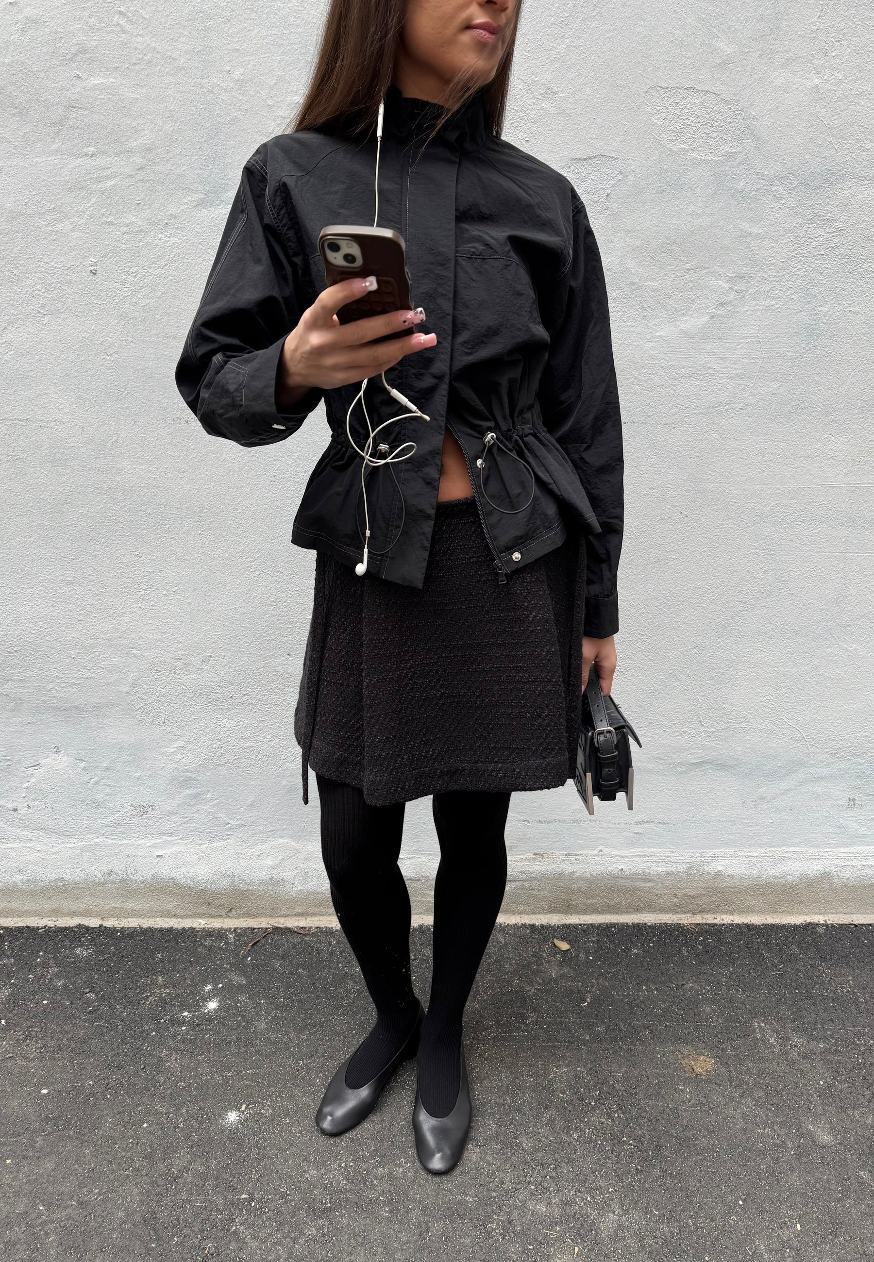 Amio-F_Black_Content_0