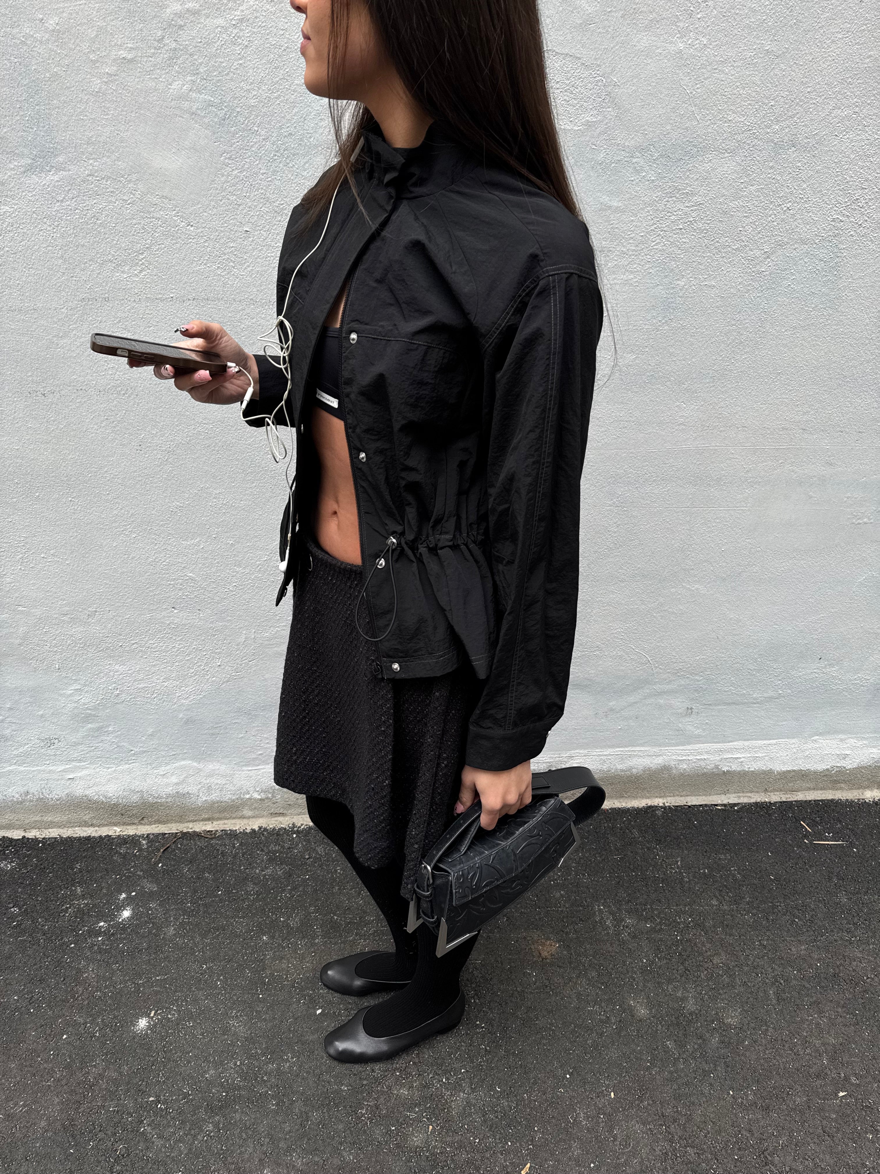 Amio-F_Black_Content_4
