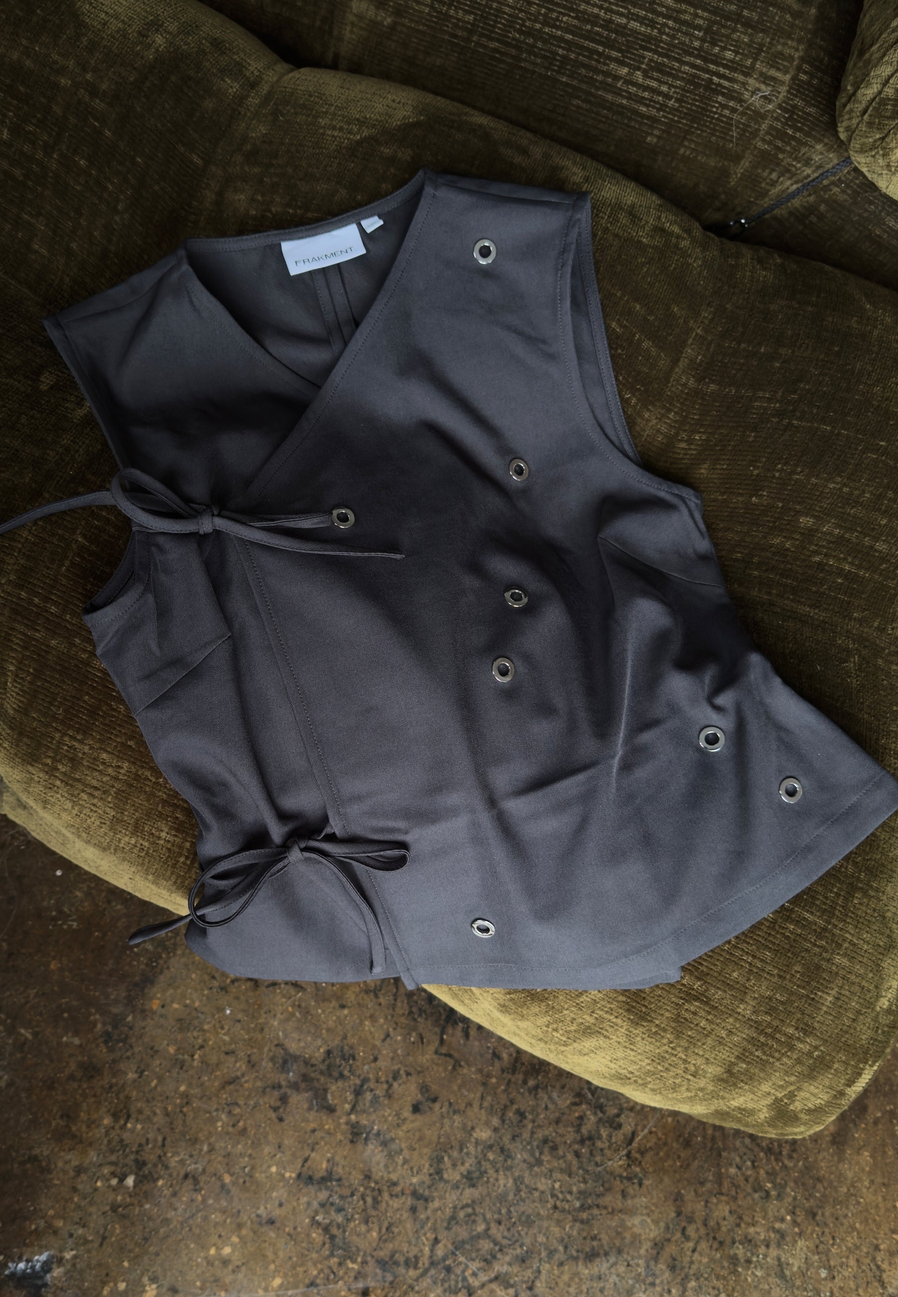 Zakram Eyelet-F_Dark Grey_Content_0