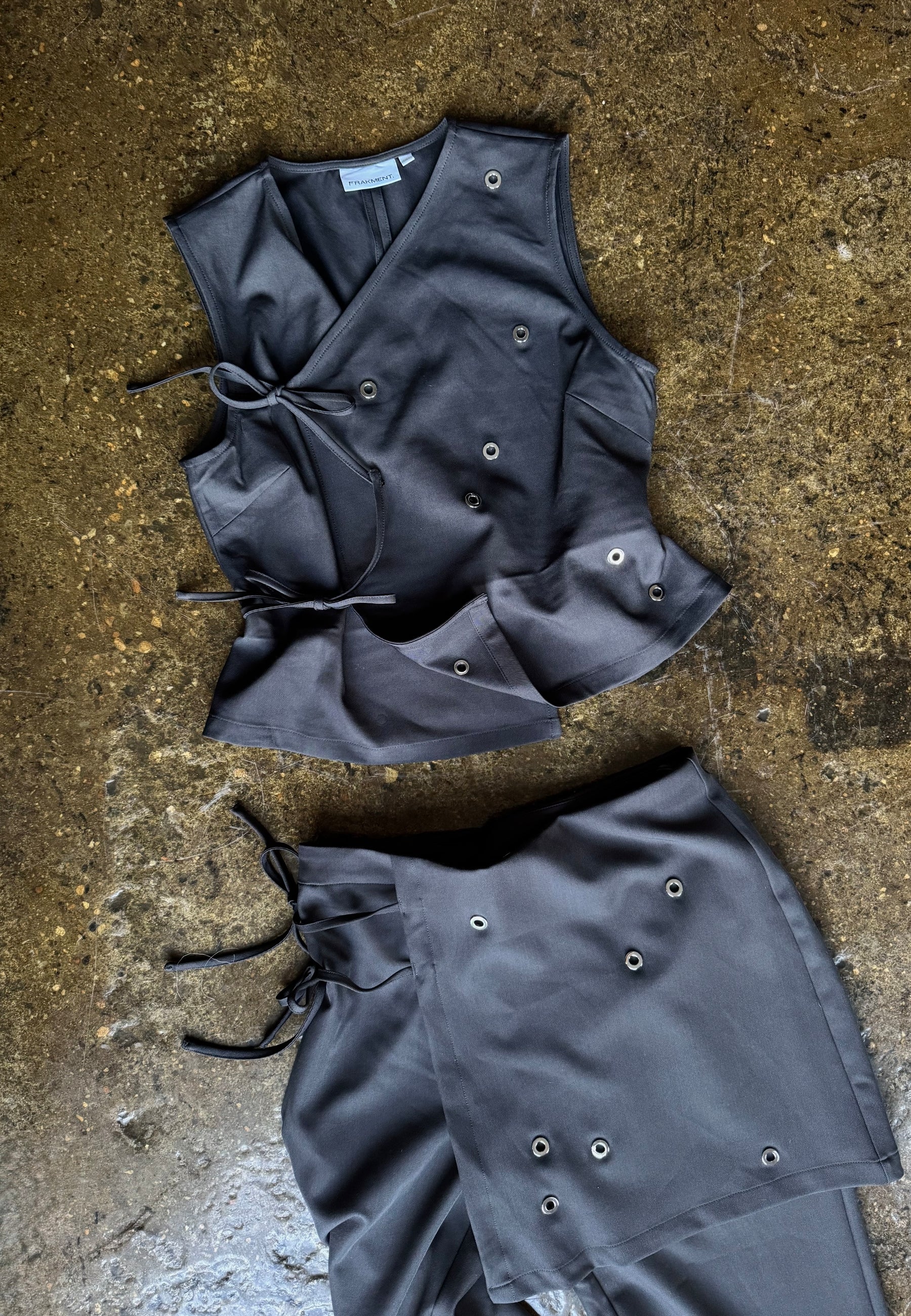 Zakram Eyelet-F_Dark Grey_Content_1
