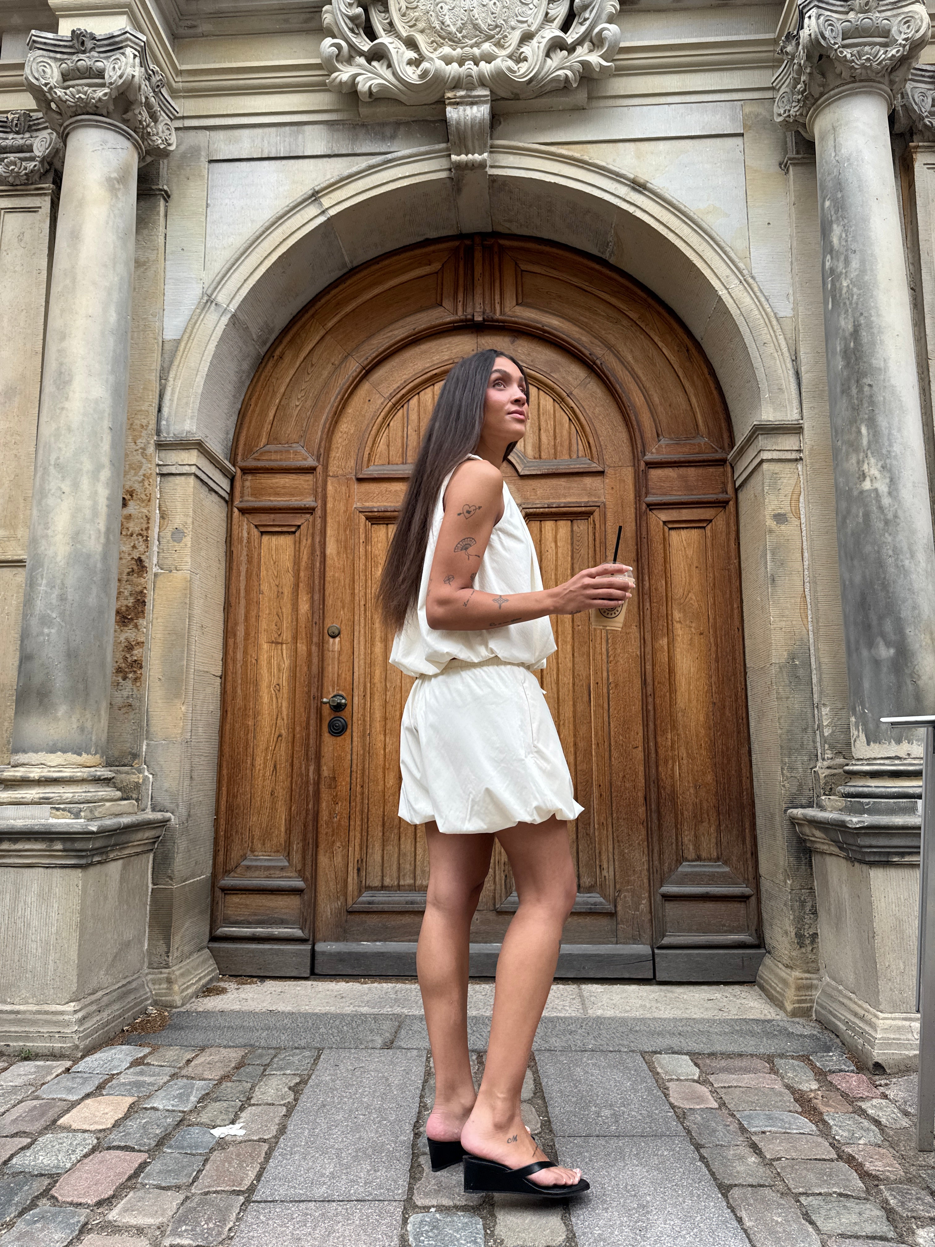 Eugene-F_Antique White_Content_4